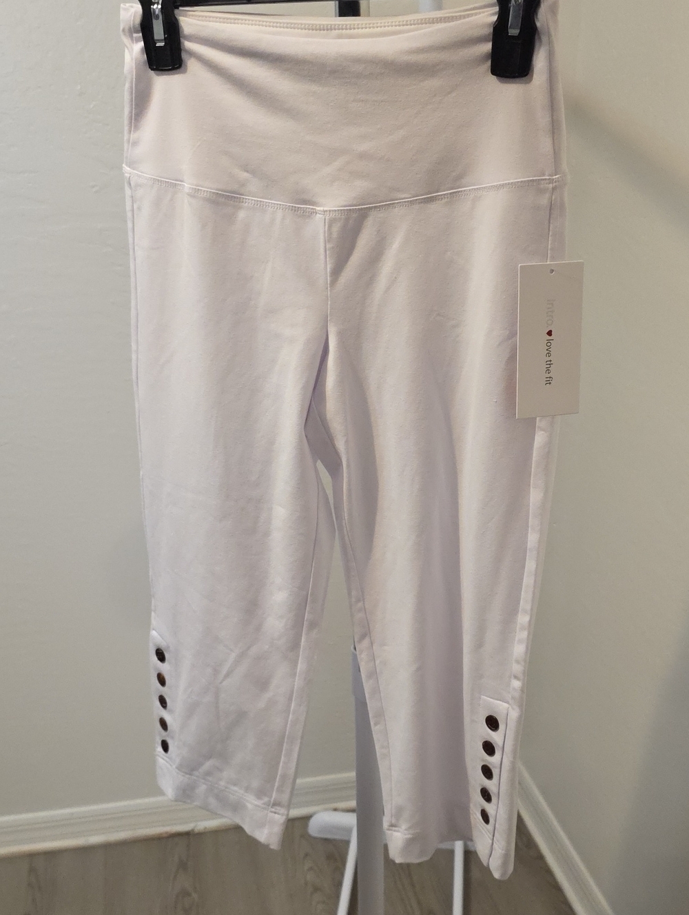 intro. White Straight-Leg Leggings with Button Hem